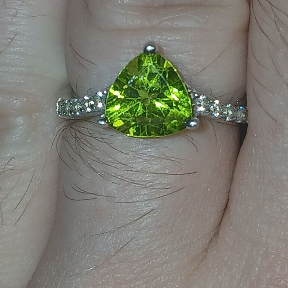 Stunning Silver Ring with Vibrant Green Peridot Gem (Augusts Birthstone)